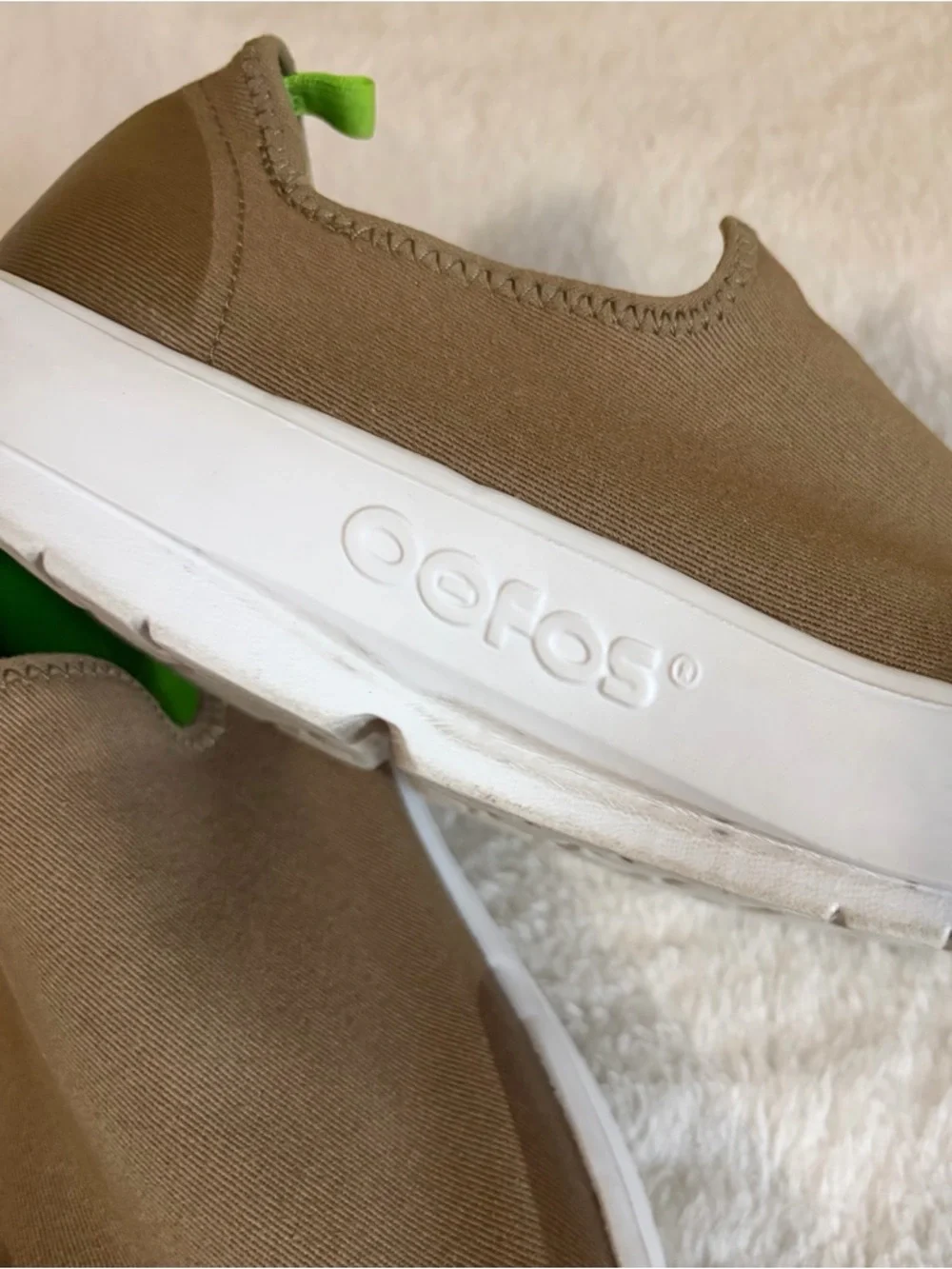 OOFOS Oomg Eezee Taupe canvas Slip-On Loafers in Tan with Green Insole Sz 9.5